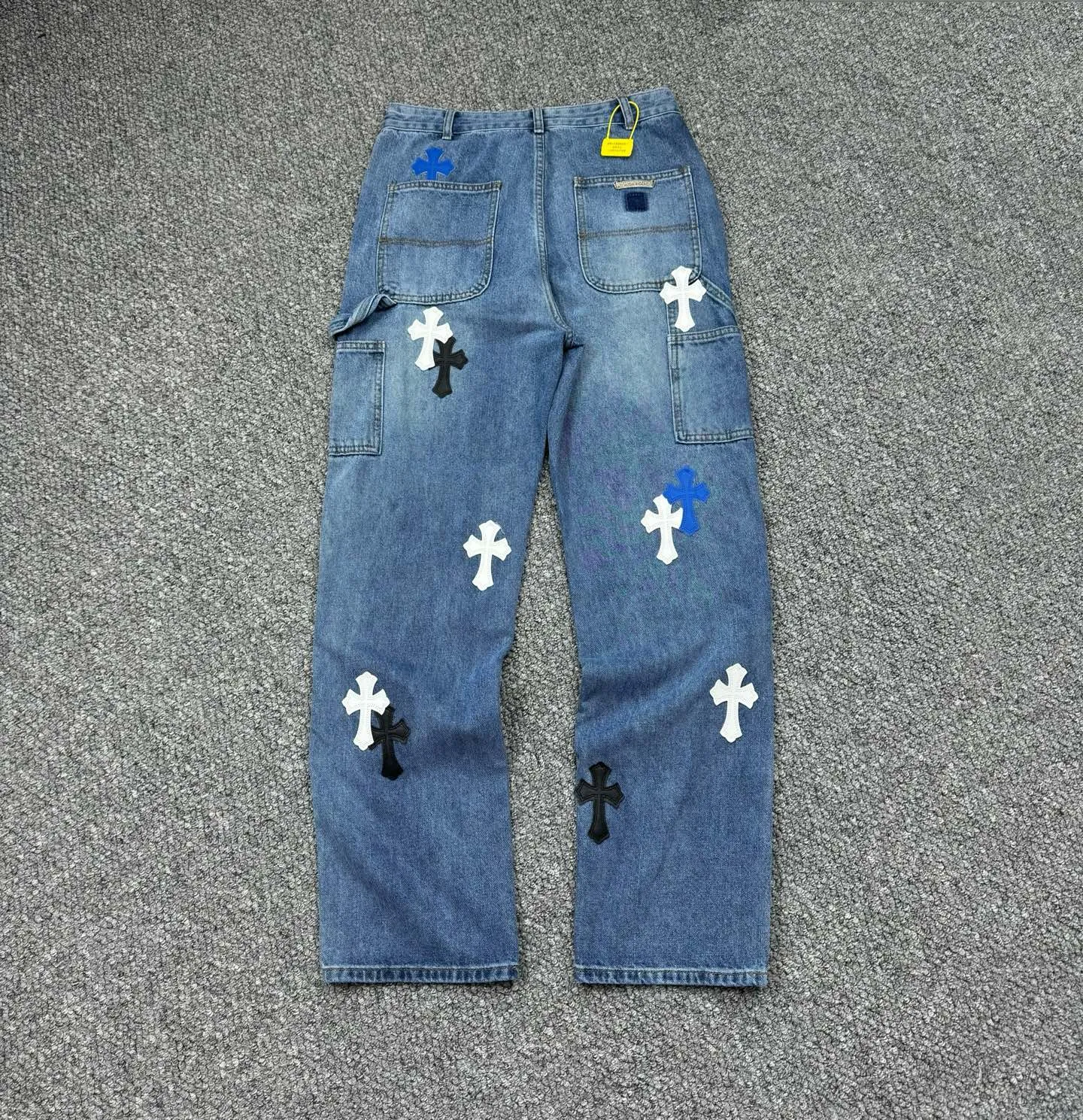 P280 Style number: H847 ChromeHearts & Chrome Hearts [New on unlabeled support platform] 2025 new logging multi-pocket black and white blue cross patch leather couple's washed jeans Top ceiling quality Styles with different washed textures, very friendly to people with thin legs and thick legs, straight and loose version very flattering leg shape Timeless moderate length, easy and casual to match, basic styling for various styles, a must-have in the wardrobe! The fabric is stiff but also makes the upper body soft without losing texture. The washing process is even more perfect. It is a must-have item for everyone! ! !  Size: 30-32-34-36 Color: blue